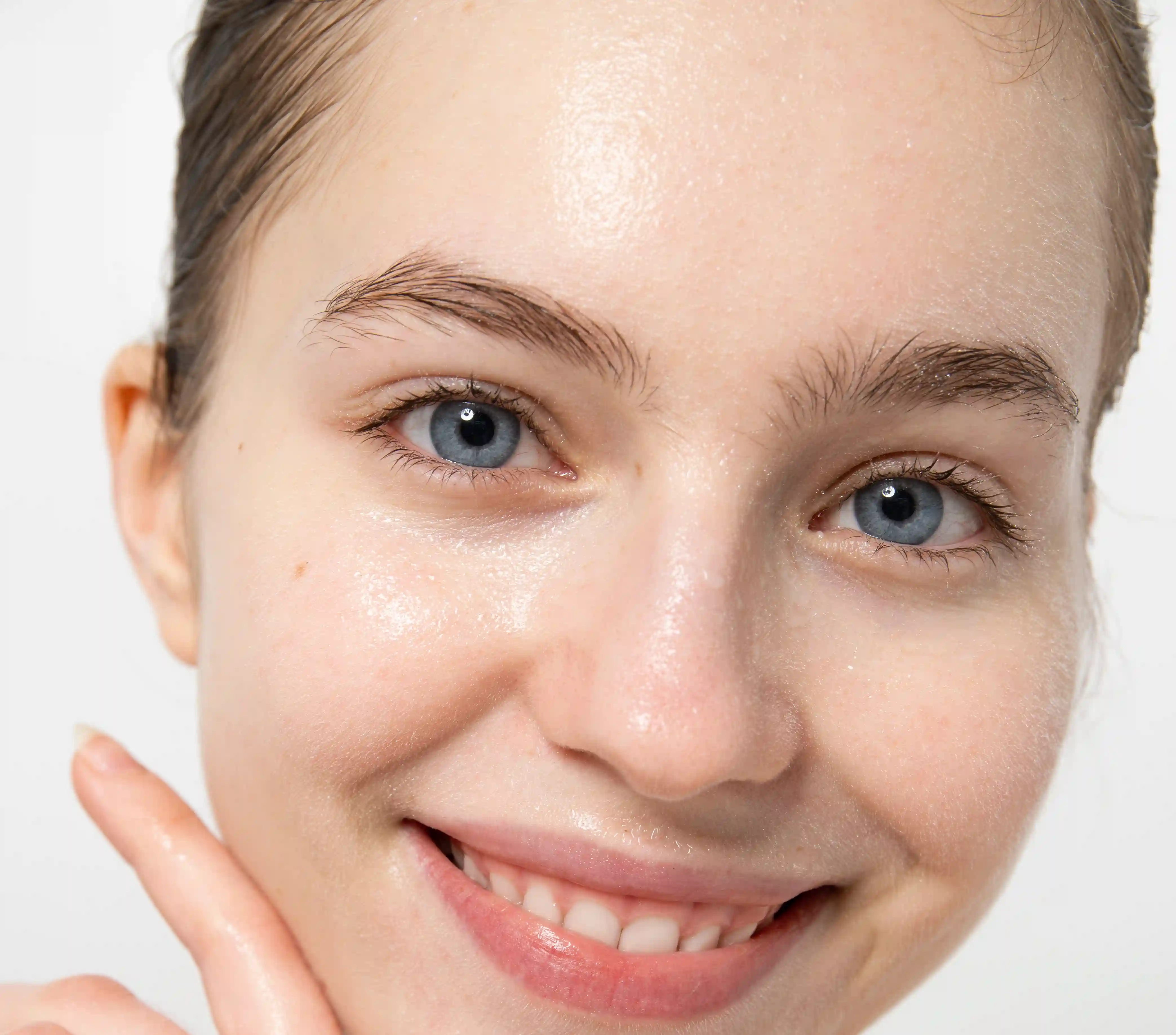 Pele com brilho saudável.